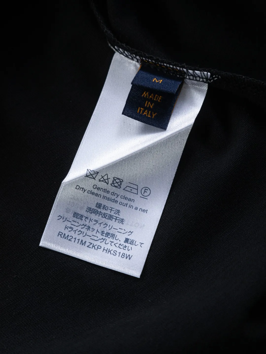 🅿️190 Louis Vuitton 1V LV micro-wide version S-XL LV 26ss new products are available at the counter simultaneously. Multiple craftsmanship. Colorful half-body digital full flower logo on the chest🪡 embroidery. Round neck short-sleeved T-shirt, same style for men and women! Consigned to one-to-one creation. Synchronized with the official website, pure cotton fabrics at the counter! It is close to the skin and comfortable, durable and easy to wear. It has a classic and simple logo design and meticulous original craftsmanship. Short-sleeves, a must-have item for men, do not appear to be the same for the general public, but must be unique and eye-catching. This LV short-sleeve is all about quality, comfort, the same shape and fashion as always, including fabrics and cutting techniques. All of them have been made with great effort! 320 grams of washed pure cotton fabric, pure cotton is breathable, very refreshing and comfortable for daily wear. The rib knitting on the neckline is smooth and tight, and the neckline will not be skewed if you toss it at will. The loose version, you will find that it looks really good on the upper body. The overall is minimalist and neat, super versatile for daily use! Pair it casually with a pair of pants for a youthful look. A T-shirt will make your outfit crazy. It is a fashionable item that can never go wrong! Color: Black White Size: S-XL Size chart: S: Shoulder width 45.5-Bust 52-Length 70 M: Shoulder width 47-Bust 54-Length 72 L: Shoulder width 48.5-Bust 56-Length 74 XL: Shoulder width 50-Bust 58-Length 76